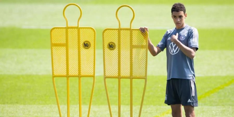 Vom Frischling im DFB-Team wird in Zukunft viel erwartet: Jamal Musiala beim Aufwärmen. Foto: Christian Charisius/dpa