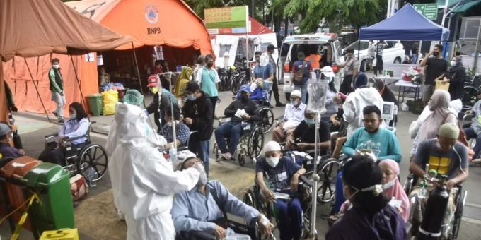Tests vor Krankenhaus in Bekasi Tests vor Krankenhaus in Bekasi