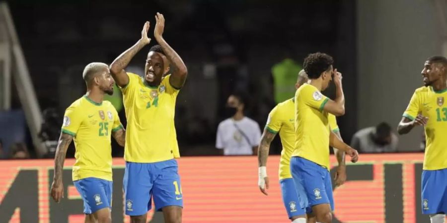 Brasiliens Eder Militao (2l) feiert den Führungstreffer gegen Ecuador. Foto: Eraldo Peres/AP/dpa