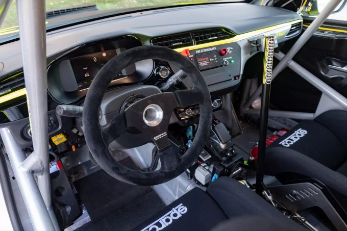 Der Innenraum sieht hingegen sehr nach Motorsport aus mit Schalensitzen und Sicherheitszelle Opel Corsa-e Rally