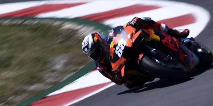 Pilot Miguel Oliveira setzte sich beim Rennen in Barcelona durch. red bull ktm