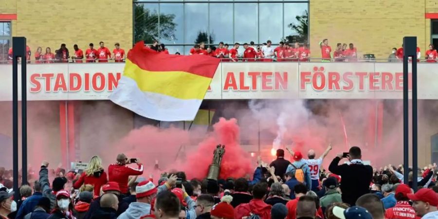 Fans von Union Berlin feierten vor dem Stadion mit der Mannschaft. Foto: John Macdougall/AFP-Pool/dpa