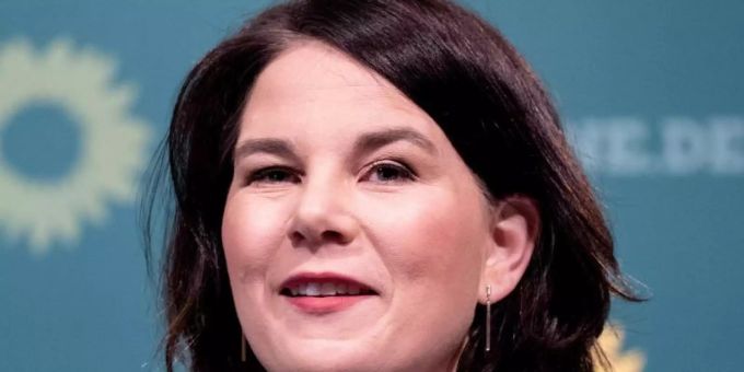 «Was ihre Auffassungsgabe und Interesse betrifft, erinnert sie mich sehr an unsere heutige Bundeskanzlerin», sagt Ex-Siemens-Chef Joe Kaeser über die grüne Kanzlerkandidatin Annalena Baerbock. Foto: Kay Nietfeld/dpa «Was ihre Auffassungsgabe und Interesse betrifft, erinnert sie mich sehr an unsere heutige Bundeskanzlerin», sagt Ex-Siemens-Chef Joe Kaeser über die grüne Kanzlerkandidatin Annalena Baerbock. Foto: Kay Nietfeld/dpa