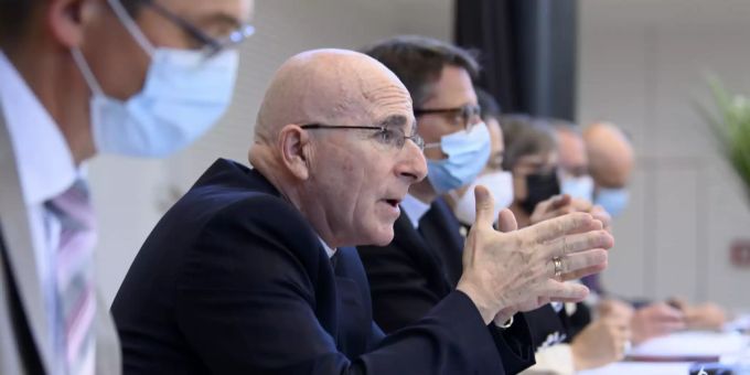 Joseph Maria Bonnemain, Bischof von Chur, zweite-links, spricht an der Seite von Erwin Tanner, Generalsekretär SBK, Felix Gmuer, Bischof von Basel und Präsident SBK, Encarnacion Berger-Lobato, Leiterin Marketing & Kommunikation SBK, Renata Asal-Steger, Praesidentin des Synodalrates der katholischen Landeskirche Luzern und Präsidentin der RKZ, Roland Loos, Vizepräsident des Comites der Federation ecclesiasatique catholique romaine du Canton de Vaud und Vizepräsident der RKZ, und Daniel Kosch, Generalsekretär der RKZ während einer Medienkonferenz der Schweizer Bischofskonferenz im Anschluss an die 332. ordentliche Vollversammlung, am Freitag, 11. Juni 2021, in Bern. Schweizer Bischofskonferenz