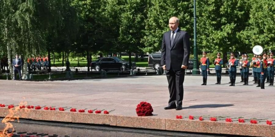 80. Jahrestag des Überfalls auf die Sowjetunion: Wladimir Putin am Grabmal des unbekannten Soldaten in Moskau. Foto: Alexei Nikolsky/Pool Sputnik Kremlin/AP/dpa