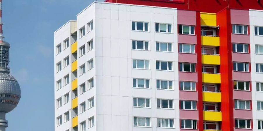 Ein Mehrparteien-Mietshaus in der Nähe des Alexanderplatzes in Berlin-Mitte. Foto: Wolfgang Kumm/dpa