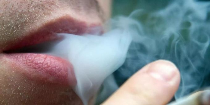 Mit dem Rauchen aufzuhören, fällt Tabak-Abhängigen meist schwer. Medikamente können dabei helfen. Laut Gesundheitsausschuss des Bundestages sollen künftig die Krankenkassen die Kosten dafür tragen. Foto: Andrea Warnecke/dpa Mit dem Rauchen aufzuhören, fällt Tabak-Abhängigen meist schwer. Medikamente können dabei helfen. Laut Gesundheitsausschuss des Bundestages sollen künftig die Krankenkassen die Kosten dafür tragen. Foto: Andrea Warnecke/dpa