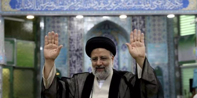 Ebrahim Raeissi, Irans neuer Präsident, nach der Stimmabgabe in einem Wahllokal in Teheran. irans