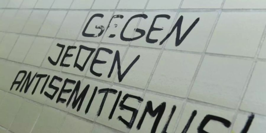 Der Spruch «Gegen jeden Antisemitismus!» prangt an einer Wand. Foto: Arne Dedert/dpa