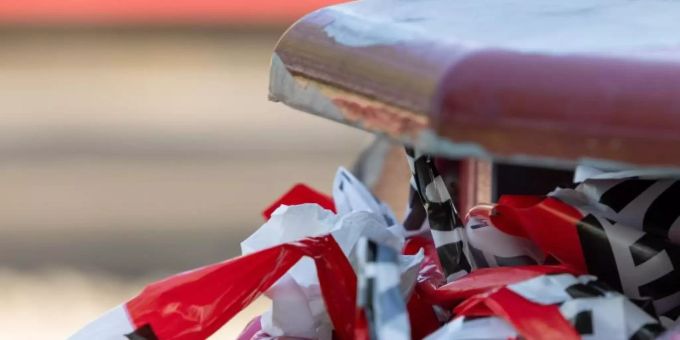 Polizeiabsperrband liegt in einem Abfallkorb an der Strassenbahn-Haltestelle Färberwaidweg in Erfurt. erfurt