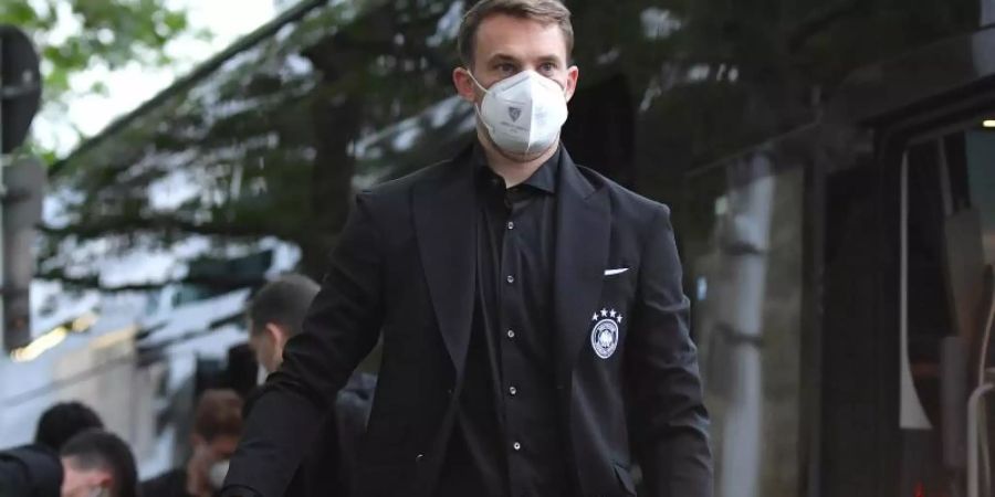 Der Torwart der deutschen Nationalmannschaft hat das «Home Ground» genannte EM-Quartier bereits begutachtet: Manuel Neuer steigt aus dem Team-Bus. Foto: Revierfoto/dpa