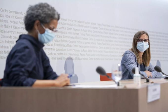 Linda Nartey, Berner Kantonsärztin und Vize-Präsidentin der Vereinigung der Kantonsärztinnen und Kantonsärzte VKS, und Virginie Masserey, Leiterin der Sektion für Infektionskontrolle, am Point de Presse, 8. Juni 2021. Nartey BAG Masserey