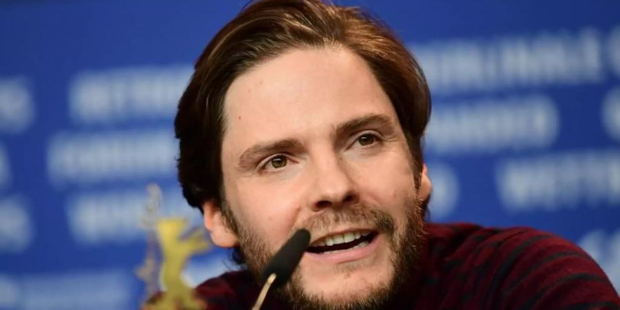 Das Regiedebüt des Schauspielers Daniel Brühl geht ins Rennen um den Goldenen Bären der Berlinale 2021. Foto: Ralf Hirschberger/dpa
