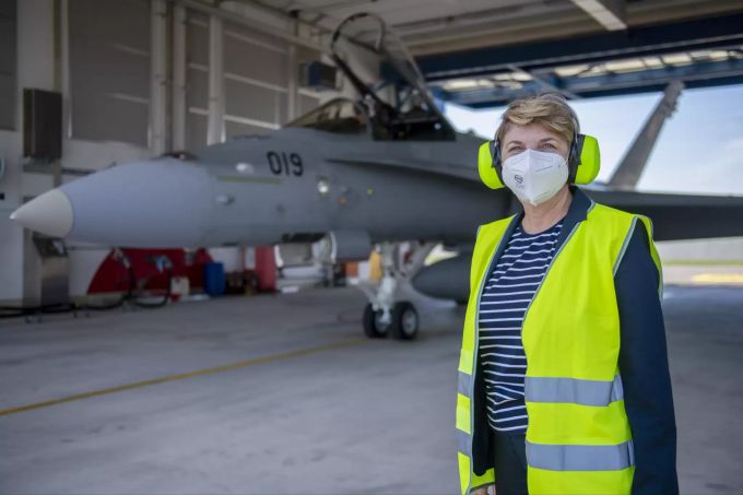 Bundesraetin Viola Amherd, Chefin des Eidgenoessischen Departements fuer Verteidigung, Bevoelkerungsschutz und Sport VBS, posiert vor einer FA 18 der Schweizer Luftwaffe, anlaesslich des Besuches bei der Luftraumueberwachung. Amherd hat ihrem Departement bereits eine FFP2-Pflicht verordnet. amherd luftwaffe ffp2