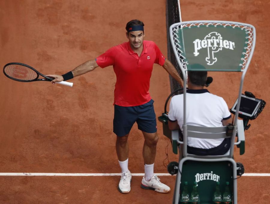 Roger Federer diskutiert im zweiten Satz mit dem Schiedsrichter.