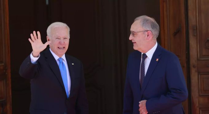Bundespräsident Guy Parmelin (r) heisst US-Präsident Joe Biden willkommen. BIDEN Parmelin