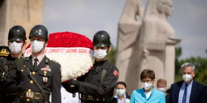Verteidigungsministerin Annegret Kramp-Karrenbauer bei der Kranzniederlegung am Atatürk-Mausoleum in Ankara. Foto: Kay Nietfeld/dpa Verteidigungsministerin Annegret Kramp-Karrenbauer bei der Kranzniederlegung am Atatürk-Mausoleum in Ankara. Foto: Kay Nietfeld/dpa
