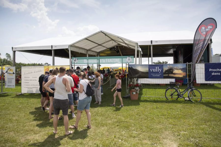 Fussballfans stehen vor dem Eingang Schlange vor dem Europameisterschaftsfussballspiel Schweiz – Wales bei einem Public-Viewing-Event am Samstag, 12. Juni 2021, in Salavaux.