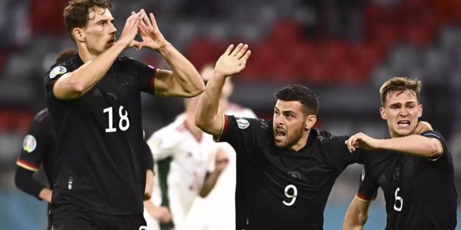Leon Goretzka (l-r) bejubelt sein Tor zum 2:2 mit Kevin Volland und Joshua Kimmich. Foto: Lukas Barth/Pool EPA/dpa