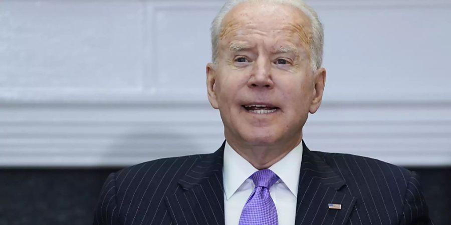 Joe Biden, Präsident der USA, spricht während eines Treffens im Roosevelt-Raum des Weissen Hauses. Foto: Evan Vucci/AP/dpa