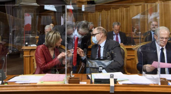 Maya Graf, GP-BL, Roberto Zanetti, SP-SO, und Hansjörg Knecht, SVP-AG, von links, sprechen and der Seite von Thomas Minder, Parteilos-SH, rechts, während der Wintersession der Eidgenössischen Räte, am Montag, 14. Dezember 2020 im Ständerat in Bern. Maya Graf Ständerat