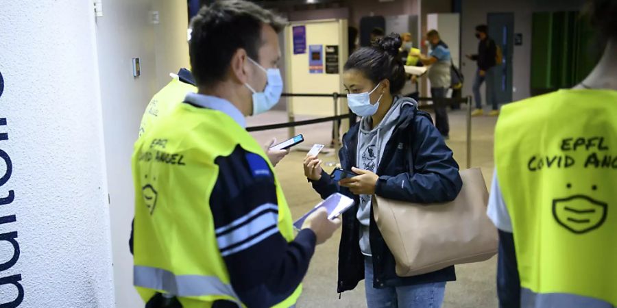 Dem Bundesamt für Gesundheit wurden am Dienstag 1235 neue Ansteckungen mit dem Coronavirus gemeldet. (Symbolbild)