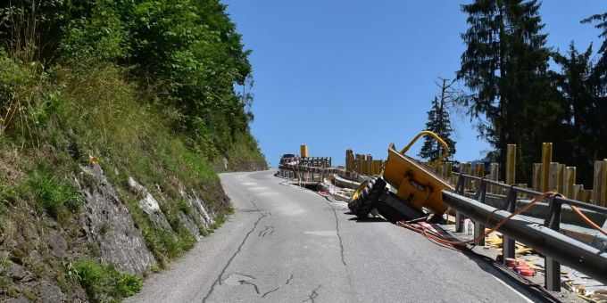 Das Fahrzeug kippte seitlich teilweise in den Graben. Unfall