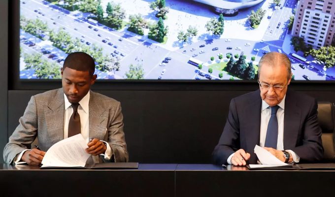 David Alaba und Präsident Florentino Perez bei der Vertragsunterzeichnung in Madrid. David Alaba Real Madrid