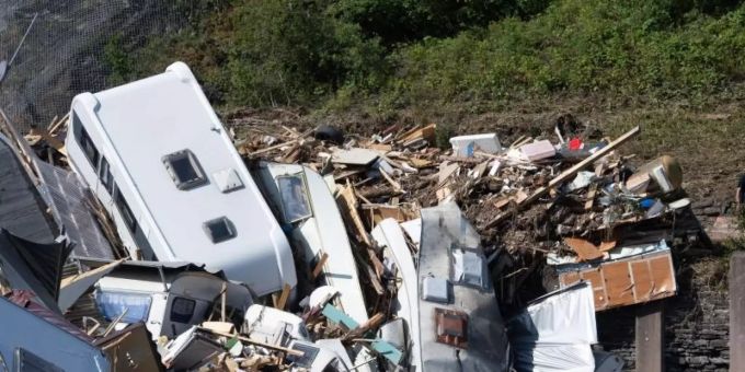 Dutzende Wohnwagen, Autos und Wohnmobile, die von der Flutwelle mitgerissen wurden, hängen zusammengequetscht an einer Ahrbrücke in Altenahr. Foto: Boris Roessler/dpa Dutzende Wohnwagen, Autos und Wohnmobile, die von der Flutwelle mitgerissen wurden, hängen zusammengequetscht an einer Ahrbrücke in Altenahr. Foto: Boris Roessler/dpa
