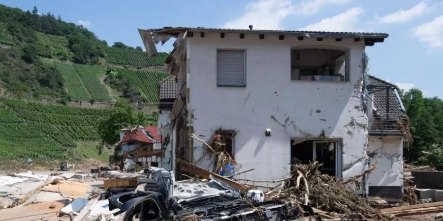 Ein komplett zerstörtes Haus in Marienthal im Ahrtal. Foto: Boris Roessler/dpa
