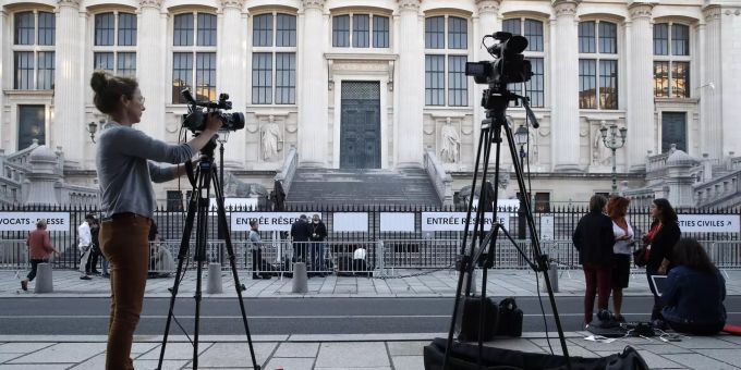 Journalisten vor dem Gericht in Paris am 8. September 2021. Trial over 2015 Paris terrorist attacks