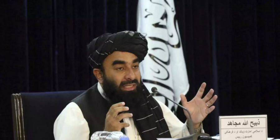 Sabiullah Mudschahid, Sprecher der Taliban, spricht während einer Pressekonferenz. Foto: Muhammad Farooq/AP/dpa