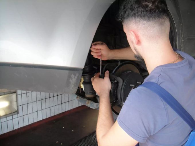 Die Garage beschäftigt zwei Mechaniker sowie einen Lernenden. Max Umiker AG Muttenz