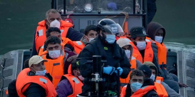 Nach einem Zwischenfall im Ärmelkanal bringen Grenzschutzbeamte Migranten in den Hafen von Dover. Foto: Gareth Fuller/PA Wire/dpa Nach einem Zwischenfall im Ärmelkanal bringen Grenzschutzbeamte Migranten in den Hafen von Dover. Foto: Gareth Fuller/PA Wire/dpa
