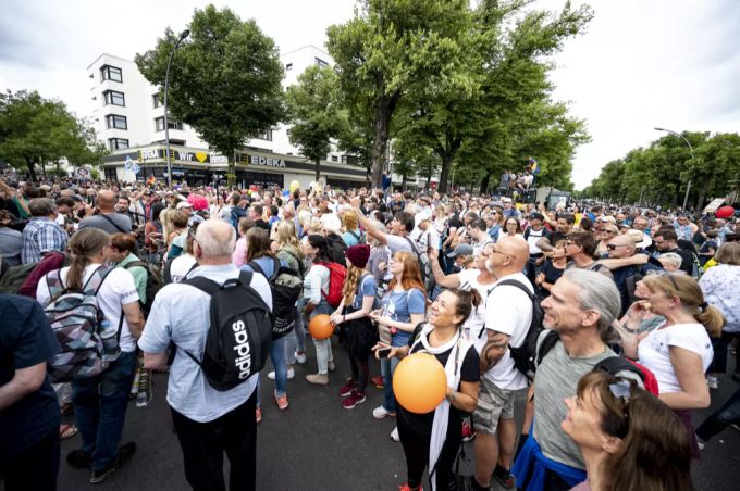 An einer Corona-Massnahmen-Demo in Berlin am 1. August wurde die Maskenpflicht nicht so ernst genommen. corona-demo