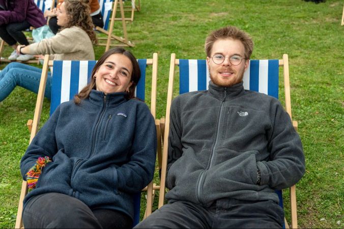 Hanna (l) aus Luzern freut sich zusammen mit ihrem Freund Luc (r) auf den Kinoabend