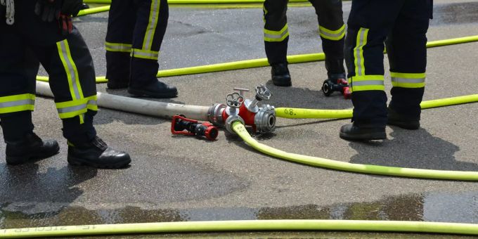 Feuerwehrleute bei der Arbeit. (Symbolbild) Yverdon-les-Bains Brand