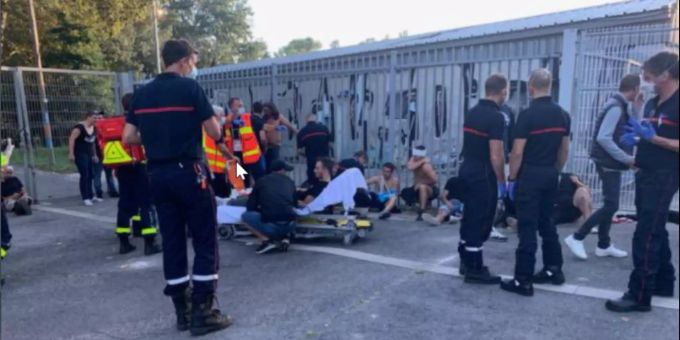 Verletze Fans müssen nach dem Angriff auf den Fan-Bus medizinisch versorgt werden. Fussball