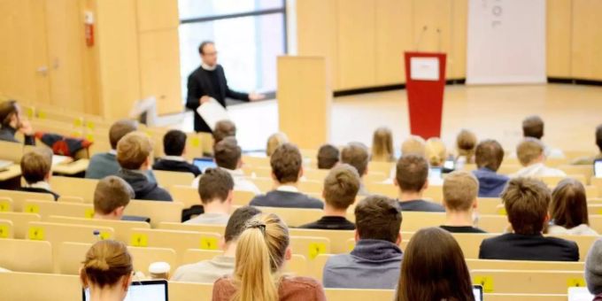 Das Parlament kann nun über Gesetzesänderungen abstimmen, die Fachhochschulen die Einführung von Praxiserfahrungs-Studiengängen ermöglichen. (Archivbild) Schweizer Hochschulwelt