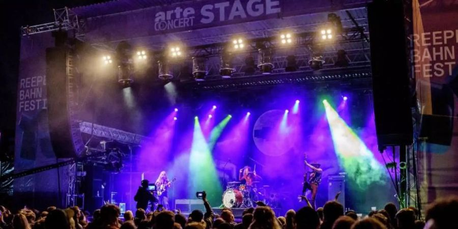 Die Berliner Band Kadavar steht beim Reeperbahn-Festival auf der Arte Concert Stage. Das Reeperbahn-Festival ist ein grosses Clubfestival mit Konzerten, Nachwuchsförderung und einer Fachkonferenz der Musik- und Digitalwirtschaft. Foto: Axel Heimken/dpa