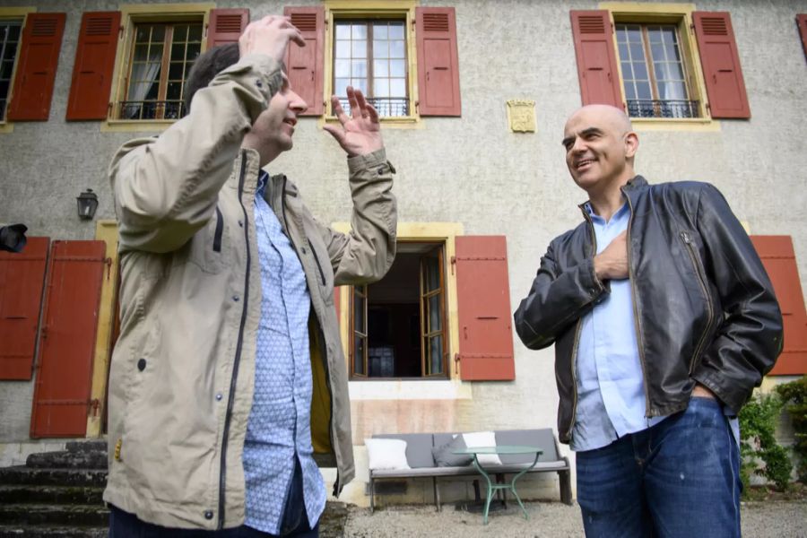 Bundesrat Alain Berset (rechts) diskutiert mit Vizekanzler und Bundesratssprecher André Simonazzi während der Bundesratsreise am 1. Juli 2021, in der Kartause La Lance in Concise VD.