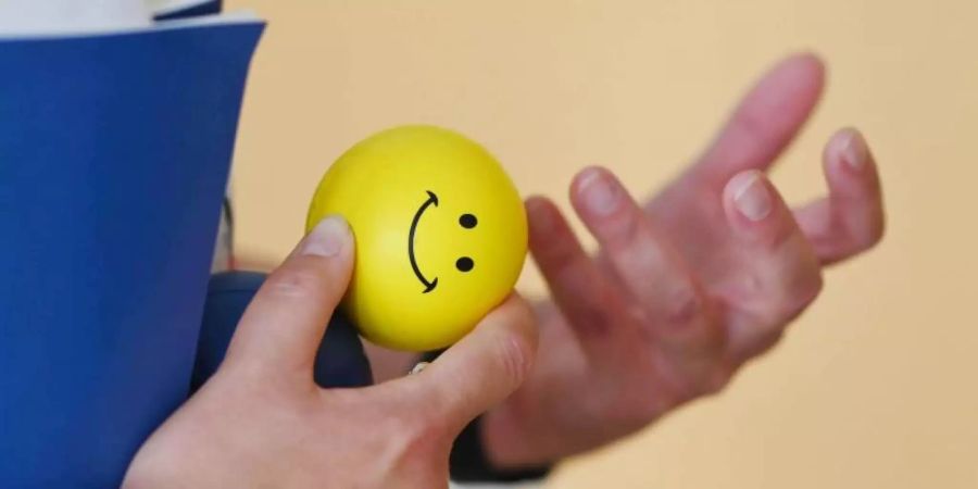 «Es hilft, etwas in der Hand zu haben», sagt Claudia Robbe, psychosoziale Prozessbegleiterin. Die Bälle sind für Menschen, die vor Gericht als Zeuge aussagen und meist vorher Opfer von Straftaten waren. Foto: Uli Deck/dpa
