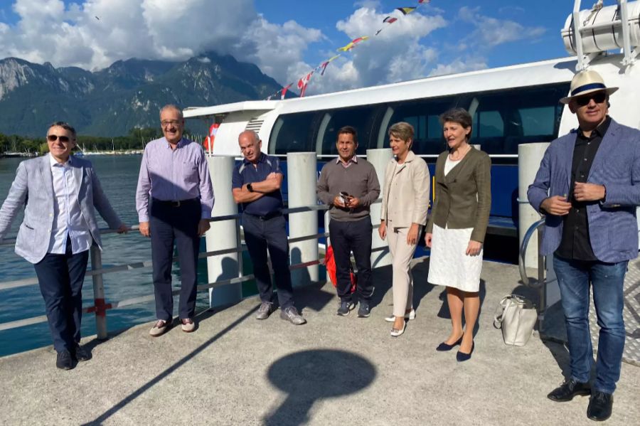 Der Bundesrat mit Bundeskanzler Walter Thurnherr (Mitte) und ohne Viola Amherd, die bereits Richtung St. Petersburg abgereist ist, kurz vor der Bootsfahrt auf dem Genfersee, am 2. Juli 2021. Ueli Maurer in gewohnter Pose.