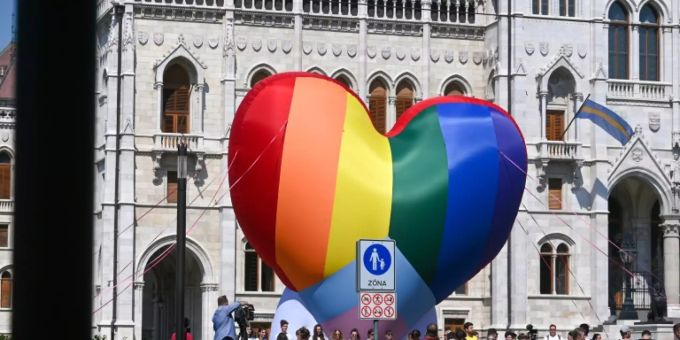 Protest gegen das «Werbeverbot» für Homo- und Transsexualität in Budapest Protest gegen das «Werbeverbot» für Homo- und Transsexualität in Budapest