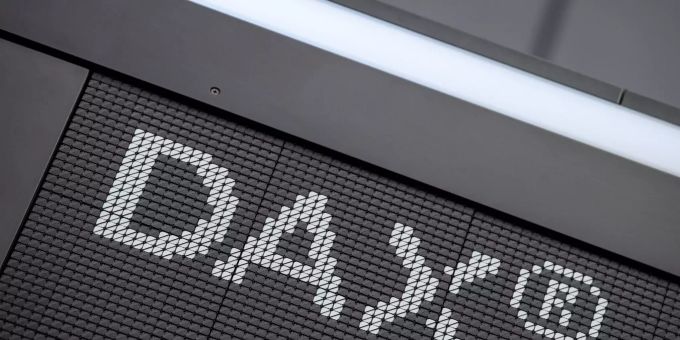 Der Schriftzug «DAX» ist im Handelssaal der Deutschen Börse in Frankfurt zu sehen. hugo boss