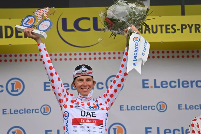 Tadej Pogacar trägt derzeit das Gelbe Trikot, das Bergtrikot und das Weisse Trikot zugleich. Pogacar Tour de France