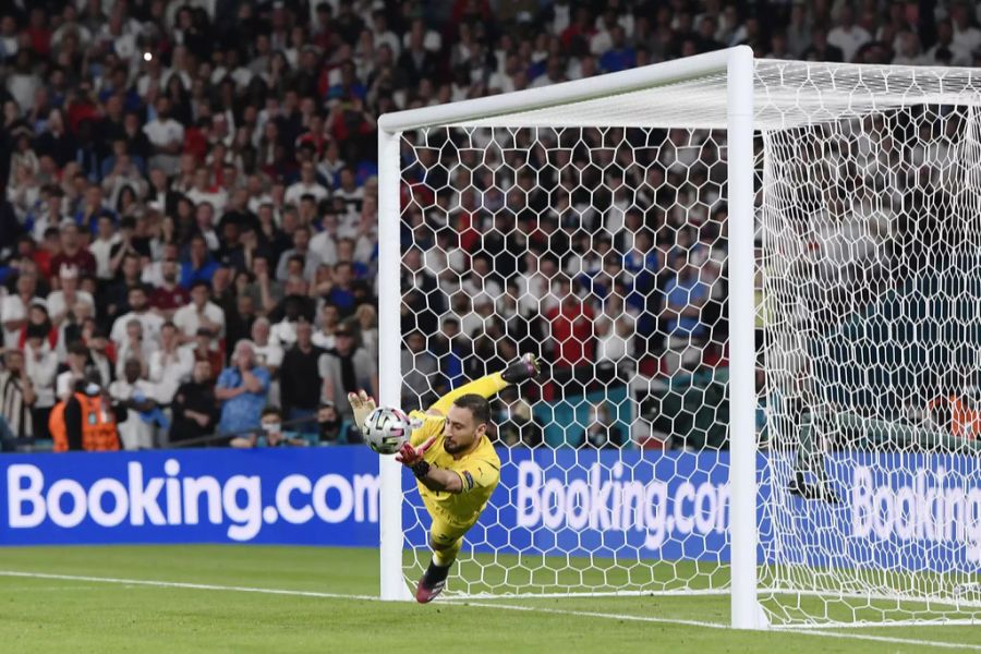 Goalie Gianluigi Donnarumma hält den letzten Elfmeter.