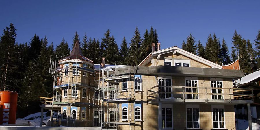 Wer es sich leisten kann, hat im Krisenjahr in Immobilien investiert. Dabei war die Nachfrage nach Immobilien aus dem Luxussegment ungebrochen. Im Bild der Bau einer Villa in Arosa. (Archivbild)