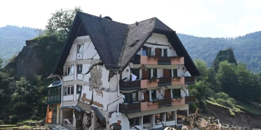 Aufräumarbeiten nach dem Hochwasser in Laach