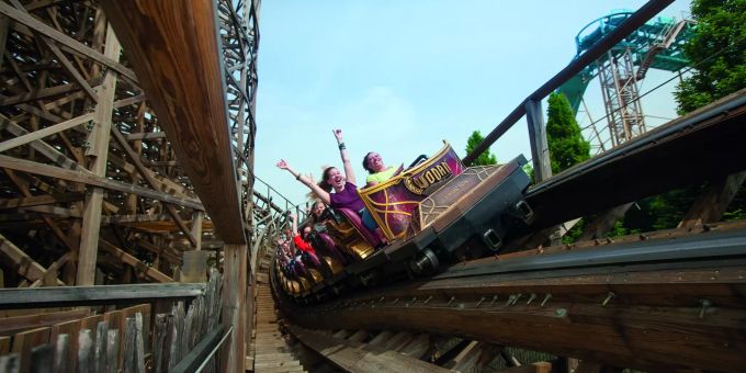 Die Wodan Holz-Achterbahn ist einen Kilometer lang, 40 Meter hoch und 100 km/h schnell. Dazu pressen dich in den Kurven 3.5 g in den Sitz und Airtime-Phasen bieten Futter für echte Achterbahn-Junkies. Rust Europapark